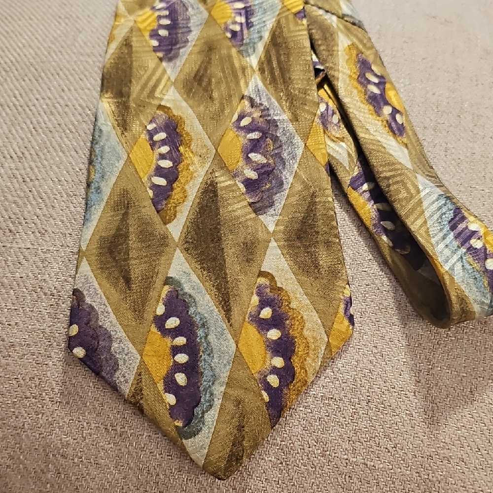 Haggar Gold and Purple Geometric Tie. 100% SILK. Excellant‎